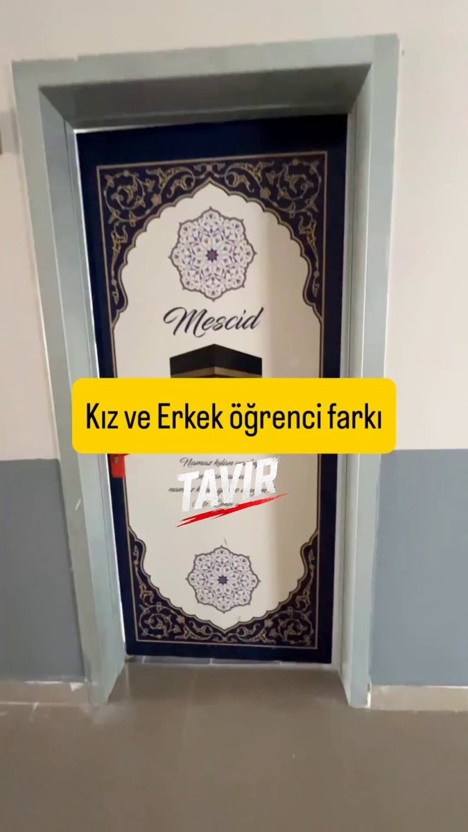 Okuldaki kız ve erkek mescitleri karşılaştırılınca aradaki fark dikkat çekti. Kızların mescidi düzenliyken, erkeklerin mescidinde manzara bambaşkaydı.