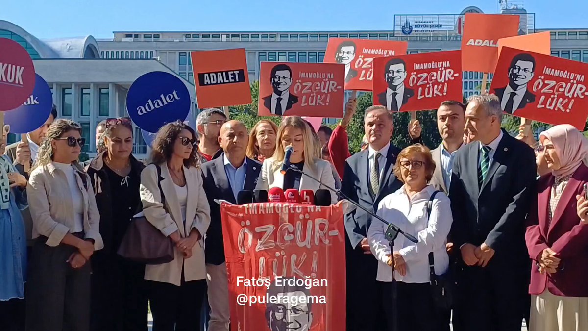 Dilek Kaya İmamoğlu’ndan Adalet Çağrısı: "İçi Boş İddialarla 18 Aydır Sevdiklerimizden Ayrı Tutuluyoruz" Aile Dayanışma Ağı'nın (Aile Dayanışma Ağı) Saraçhane’de düzenlediği 46. buluşmada konuşan Ekrem İmamoğlu’nun eşi Dilek Kaya İmamoğlu (Dilek Kaya İmamoğlu), sürece ilişkin tepkisini ve adalet talebini dile getirdi. Sürecin insan hayatı ve aileler üzerindeki ağır etkilerine dikkat çeken Dilek Kaya İmamoğlu, "18 aydır sevdiklerimiz için, ailelerimiz için ve tüm Türkiye için mücadele ediyoruz. Bizim mücadelemiz hak, hukuk ve adalet mücadelesidir" ifadelerini kullandı. Adaletin dedikodu ve söylentilerle değil, somut delillerle sağlanması gerektiğini vurgulayan İmamoğlu, "Hiçbir gerçekliğe dayanmayan, söylemesi kolay birkaç cümlenin bedeli çok ağır oldu. Bu içi boş iddialar sevdiklerimizi 18 aydır bizden ayrı tutuyor" dedi. "İnsanların Hayatından Ayları Hangi Gerekçeyle Alıyorsunuz?" Uzayan yargılama ve tutukluluk sürelerini eleştiren İmamoğlu, çocukların anne babalarından ayrı kaldığı günlerin ve ailelerin kaybettiği zamanın telafi edilemeyeceğini söyledi. Yetkililere ve kamuoyuna seslenen İmamoğlu, "Bütün yaşananların ardından hâlâ şu sorunun cevabını arıyoruz: İnsanların hayatından ayları, yılları hangi gerekçelerle alıyorsunuz? Hakkında hüküm verilmemiş bir insanın zamanından ve özgürlüğünden mahrum kalmasını asla kabul edemeyiz. Bu temel bir insan hakkı ihlalidir, bir insanlık suçudur" şeklinde konuştu. Silivri'de yaşanan duruma ve yargılama sürecindeki kısıtlamalara da değinen İmamoğlu, konuşmasında şu ifadelere yer verdi: "Sadece siyasi saiklerle tutsak ettiğiniz insanlar değil; anneler, babalar, evlatlar ve eşler olarak hepimiz tam 18 aydır dört duvar arasındayız. Aylar boyunca çok ağır iddialar Türkiye'nin gündeminde tutuldu. İnsanlar daha hakim karşısına çıkmadan, savunmalarını yapmadan kamuoyunda hükümler verildi. Masumiyet karinesi, lekelenmeme hakkı yerle bir edildi. Şimdi ise o iddiaların karşısında savunmalar, beyanlar ve gerçekler var. Kamuoyunda gerçekmiş gibi konuşulan birçok konunun doğru olmadığını tanık beyanlarından anlıyoruz." "Ekrem İmamoğlu Kendini Milletine Emanet Ediyor" Yargılamanın şeffaf ve adil bir şekilde yürütülmesi gerektiğini belirten İmamoğlu, "Elbette biz kimse yargılanmasın demiyoruz. Delil varsa ortaya konsun, savunma eksiksiz dinlensin. Ama yargılanmak başka bir şeydir; daha hüküm verilmeden insanlara bedel ödetmek başka bir şeydir" dedi. İstanbul Büyükşehir Belediye Başkanı Ekrem İmamoğlu ve yol arkadaşlarının 1,5 yıldır özgürlüklerinden mahrum kaldıklarını hatırlatan Dilek Kaya İmamoğlu; ses, fotoğraf ve kitap yasakları ile sosyal medya engellemelerine tepki gösterdi. Ekrem İmamoğlu'nun avukatı Mehmet Pehlivan'ın da savunma görevini yaptığı için tutuklandığına dikkat çeken İmamoğlu, "Ekrem İmamoğlu kendini milletine emanet ediyor. Tutuksuz yargılamanın esas olduğu, masumiyet karinesinin korunduğu, herkesin bağımsız ve tarafsız mahkemeler önünde adil yargılanma hakkına sahip olduğu bir hukuk düzenine ihtiyacımız var. Kim olursa olsun herkes için hukuk, kim olursa olsun herkes için adalet!" sözleriyle konuşmasını tamamladı.