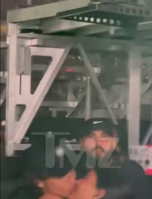 Zendaya was reportedly spotted last night at a concert sharing a passionate kiss with her ex boyfriend Jacob elordi, and they were having a romantic time together. 😬 Following the viral footage, tom holland unfollowed Zendaya on Instagram. zendaya must have really hurt him after he saw the video😭💔