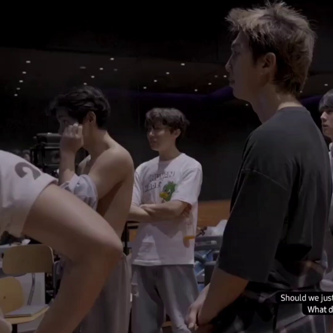KIM TAEHYUNG SHIRTLESS WTF