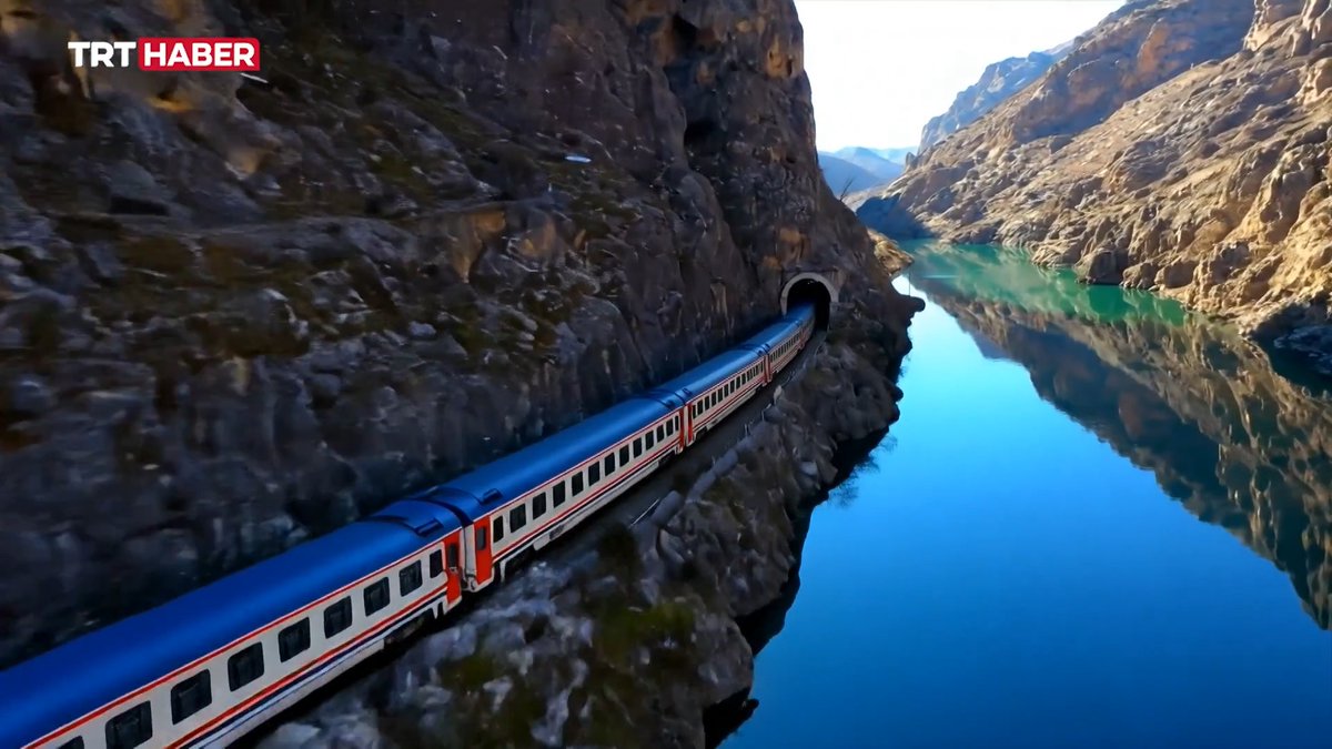 🇹🇷🚆Türkiye'nin demir yolu ağı büyümeye devam ediyor. Anadolu'da demir yolu serüveni, 1856'da 130 kilometrelik İzmir-Aydın hattının inşasıyla başladı. Bugün toplam demir yolu ağı yaklaşık 14 bin kilometreye ulaştı. İşte 170 yıl önce başlayan demir yolu serüveni...