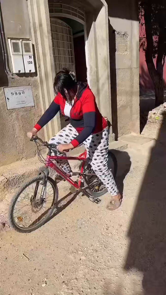 قبل شهر رحنة سفرة لبستان 🔥😬 جان اكو هناك بايسكل مالت اهل البستان 😐 اختي كالت اريد اصعد علية عاجبني 🥹 كتلهه صعدي 🥲 زين ماكو غريب موجود 😕جان اشتهرنة 🥲