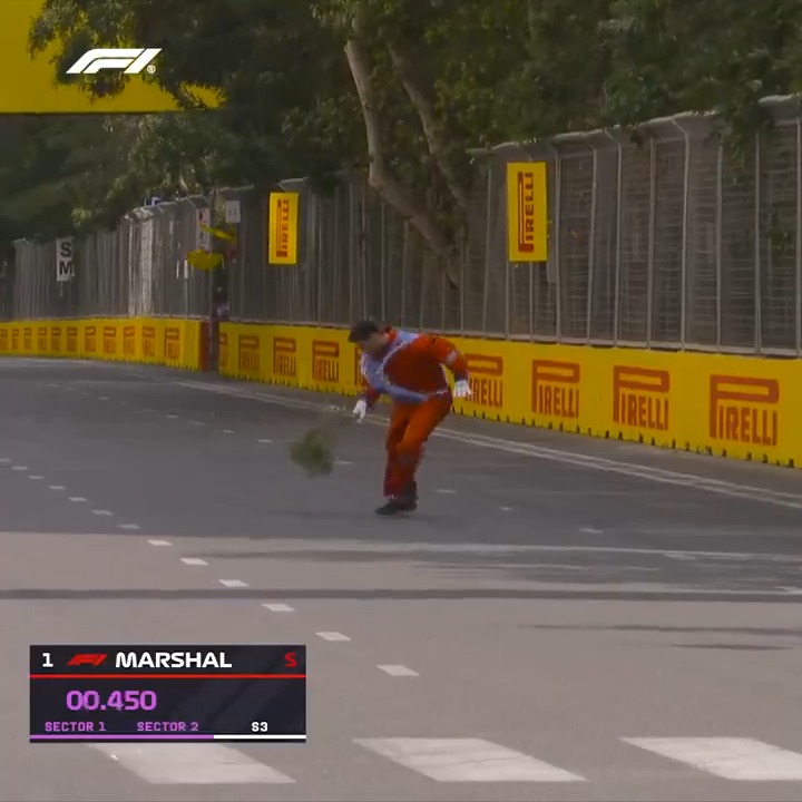 Speedy work from the marshal! 💨 #F1 #AzerbaijanGP