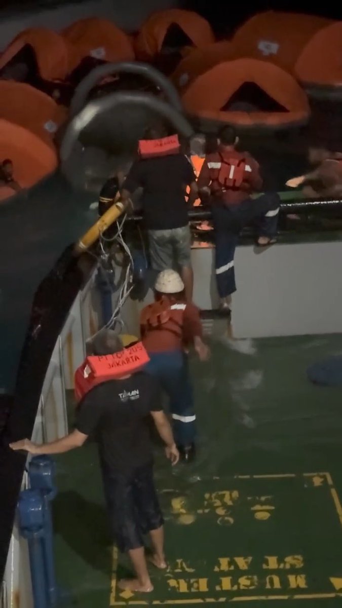 sebelum kapal nelayan dan kapal pertamina datang, ternyata kapal batubara ini yang jadi penolong pertama penumpang KM. Virgo. ya Tuhan ternyata ombaknya benar-benar segede itu ya, ga kebayang setakut apa mereka terombang-ambing di kegelapan 😭😭