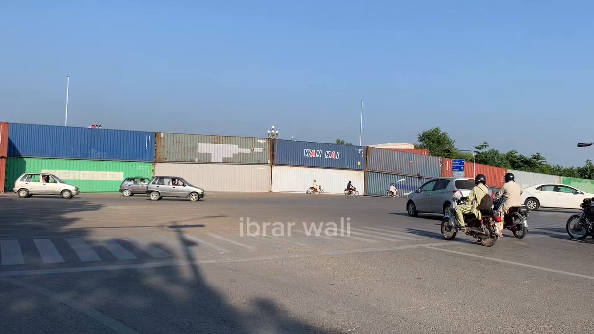ڈی چوک میں پکڑ کر لائے گئے کنٹینر کی فرنٹ ونڈو پر عمران خان کی تصویر۔۔۔۔