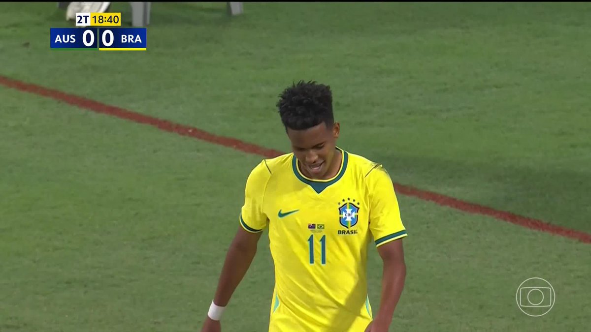 Estêvão recebe de Vini Jr., mas acaba pegando mal na bola e manda pra fora. Que situação... #selecaobrasileira #Brasil #Austrália #amistoso #futebol