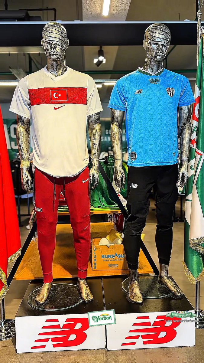 Türkiye A Milli Futbol Takımı’na ait lisanslı ürünler, Bursastore mağazalarında taraftarların beğenisine sunuldu. Milli takım ürünlerinin yanı sıra Bursaspor’un yeni sezon kışlık ürünleri de Bursastore mağazalarında raflardaki yerini aldı.