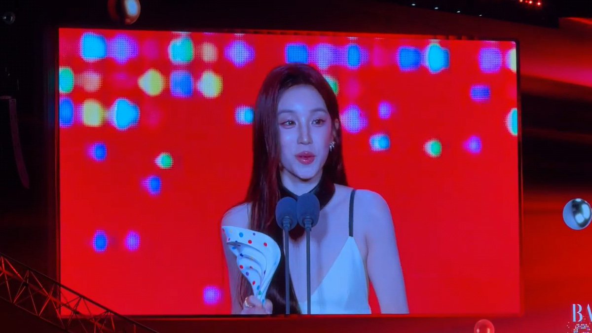 Congratulations to SONG YUQI for winning the BAZAAR GALA QUEEN 2026 🏆 Deserved, my queen!!!! 👑😭 Even though her Chinese project hasn't come out yet, she's already making an impact!! #YUQI x #BAZAARGALA2026