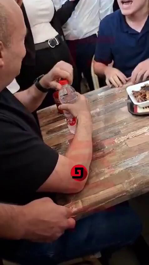 וכמו שאתם אוהבים אותי: #דעה_מורכבת 1. אם מישהו יבייש אותי ככה בציבור שלא בירכתי על מים, כאילו הוא מינימום הרב עובדיה, הוא יחטוף סטירה מצלצלת לפנים. איזו יהירות והתנשאות מכוערת. 2. בנט עונה לו יפה מאוד. "הפטור מגיוס" של הבחור היהיר, לא מצדיק שהוא לא התנדב ולא עשה שום דבר למען העם. לא פלא שיצא יהיר וחצוף. 3. אפשר לרדת על בנט על כל כך הרבה דברים מהותיים בליבת החיים של כולנו: על הישיבה הפושעת עם רע"מ, על שמכר את הציבור שלו, על ששיקר, סילף והטעה. על ברכה אתה תופס אותו?