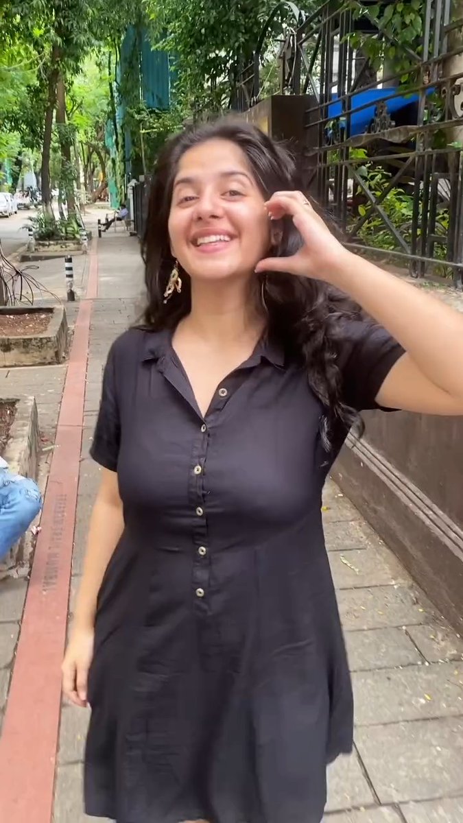 நான் பார்த்துட்டேன்... So... நீங்களும் பாருங்க. பார்த்த பிறகு, "ஏன் பார்த்தேன்?"ன்னு கேட்காதீங்க!