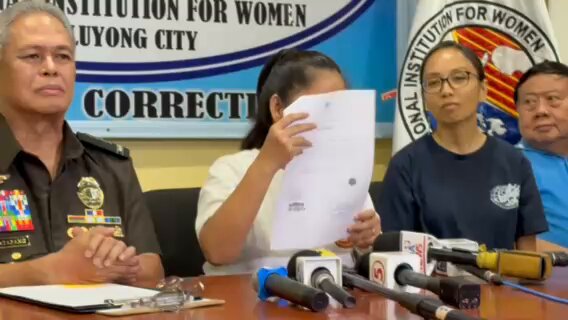 'PINAYAGAN NIYO PO AKONG MAKABALIK SA PAMILYA KO' Mary Jane Veloso holds a copy of the absolute pardon granted and signed by President Ferdinand Marcos Jr. as she faces the media inside the Correctional Institution for Women on Friday, September 25. "Gusto ko pong iparating sa ating mahal na pangulo, maraming maraming salamat po at nilinis po ninyo 'yung pangalan ko at pinayagan niyo po akong makabalik sa pamilya ko," Veloso said. | via Lyza Aquino, ABS-CBN News