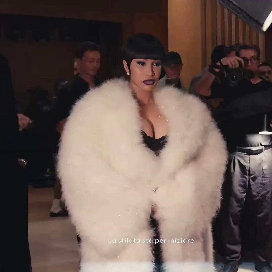 Cardi B gags everyone with her luxurious looks at the Gucci SS27 show during Milan Fashion Week.