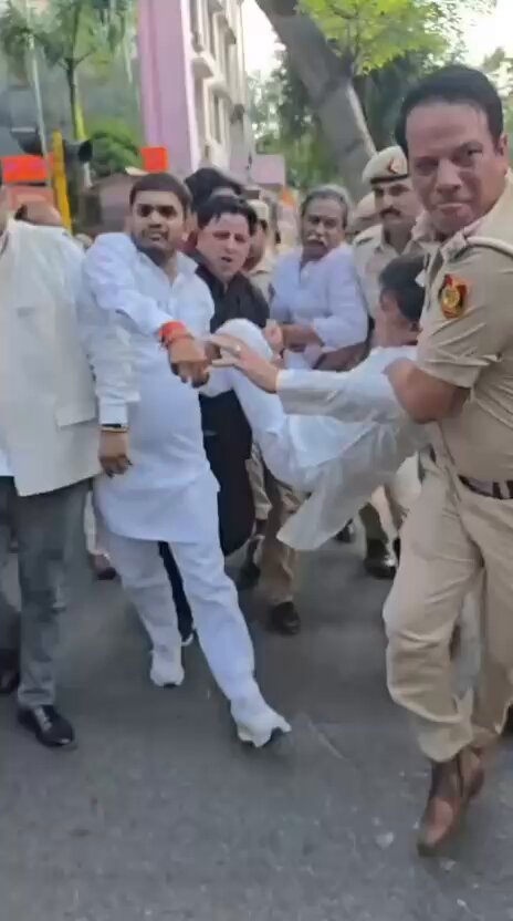 'वोट चोरी' करना देशद्रोह है- इस काम को अंजाम देने वाले ज्ञानेश कुमार को तत्काल गिरफ्तार किया जाए। हमारी मांग साफ है: 'वोट चोर - गद्दी छोड़'
