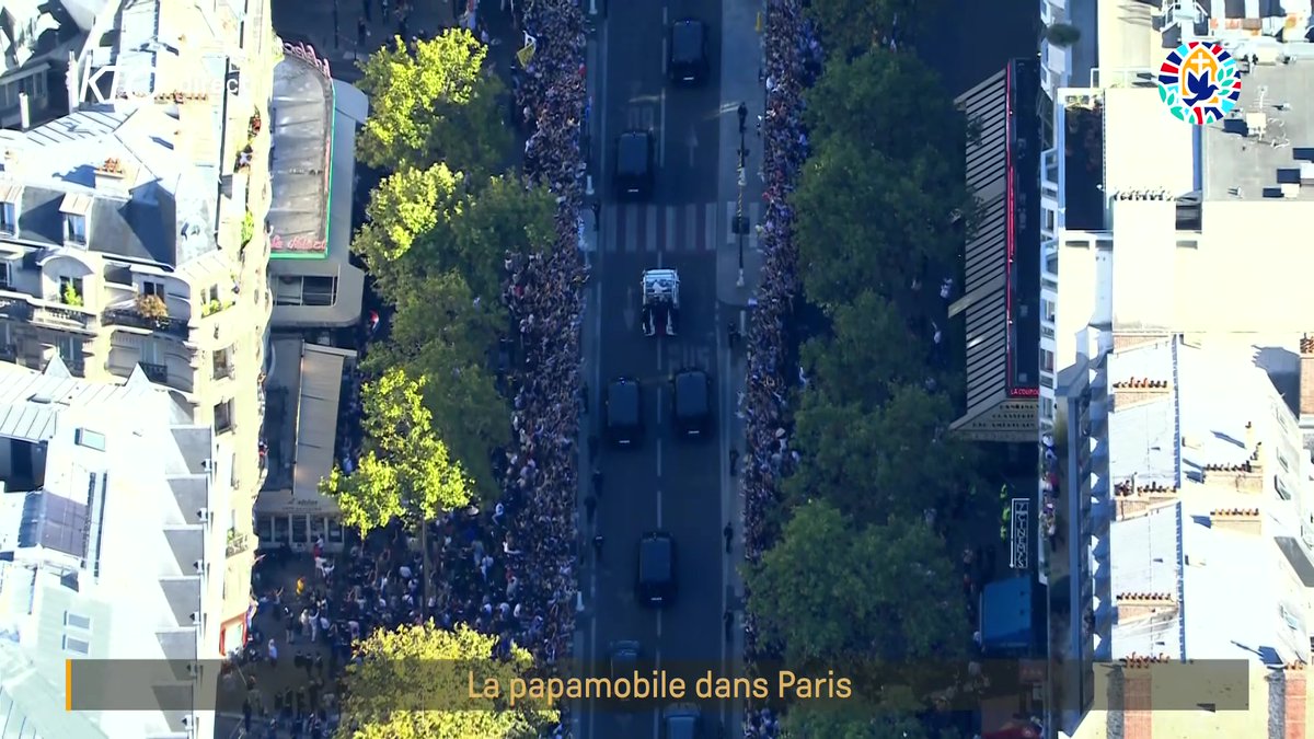 Depuis la papamobile, le Pape salue la foule venue nombreuse pour l'accueillir dans les rues de Paris : #LéonXIV avancera sur 2,5 kilomètres dans la capitale, jusqu'à la place Saint-Michel 👉A suivre sur KTO et Église catholique - Visite du Pape en France #PapeEnFrance