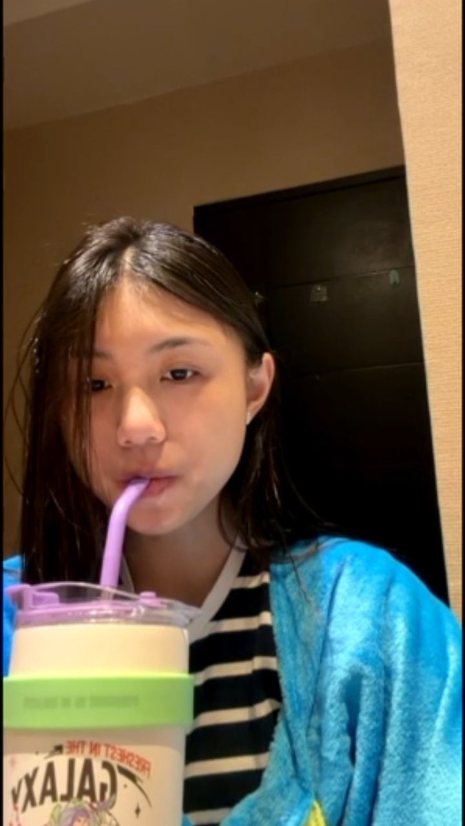 🗣️ : kok ngomongnya bisik” ce? michie : kenapa aku bisik”, cello tidurrr, sebenernya salah dia ke kamar aku buat tidur aneh banget michelle alexandra