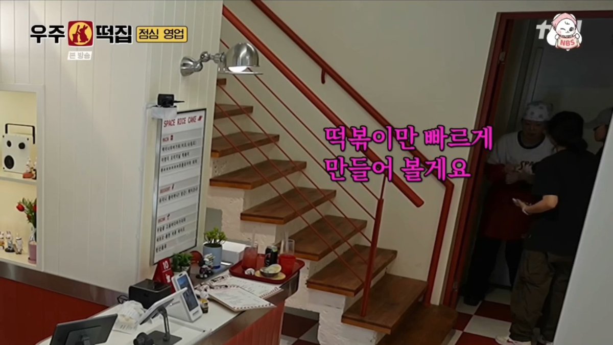 This was the moment they really realized youngji was sick. With indigestion kicked in, she felt a total discomfort & bloated so she asked for 5mins break to go to restroom Eunji & mimi said she got indigestion bcs she eat her brunch too fast🥺 she still worried abt her tteokbokki