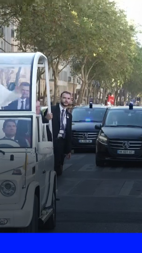 Les images de la déambulation de Léon XIV dans les rues de Paris