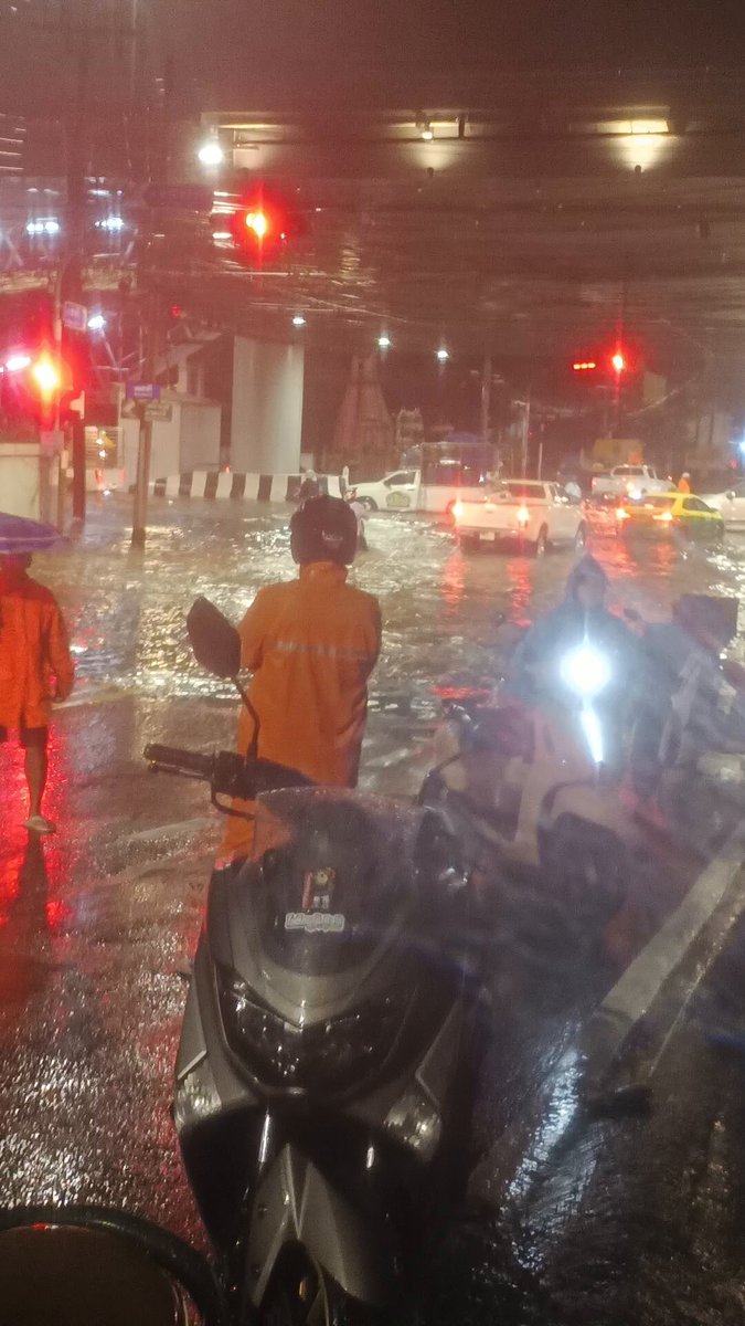 อัพเดทค่ะ ตอนนี้ 22.30 น้ำยังไม่ลด ฝนตกหนักขึ้น และปริมาณน้ำเพิ่มขึ้นต่อเนื่อง ยังไปไหนไม่ได้ค่ะ #น้ำท่วม #ฝนตก