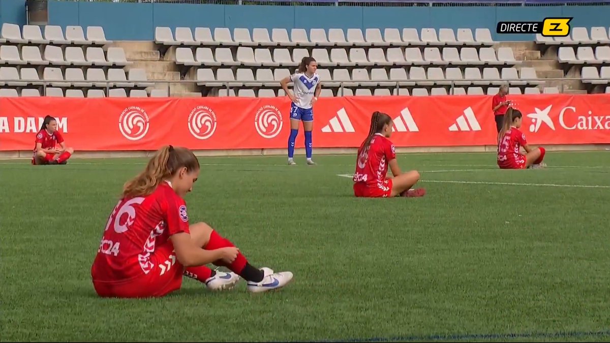 في البلد الذي حقق كأس العالم. لاعبات AEM Lleida عبّرن عن احتجاجهنّ في بداية نهائي كأس كاتلونيا ضد CE Europa. جلسن على أرضية الملعب للمطالبة بالرواتبهن المتأخرة… ثم أنهين المباراة بطلات بعد الفوز بركلات الترجيح. 🇪🇸