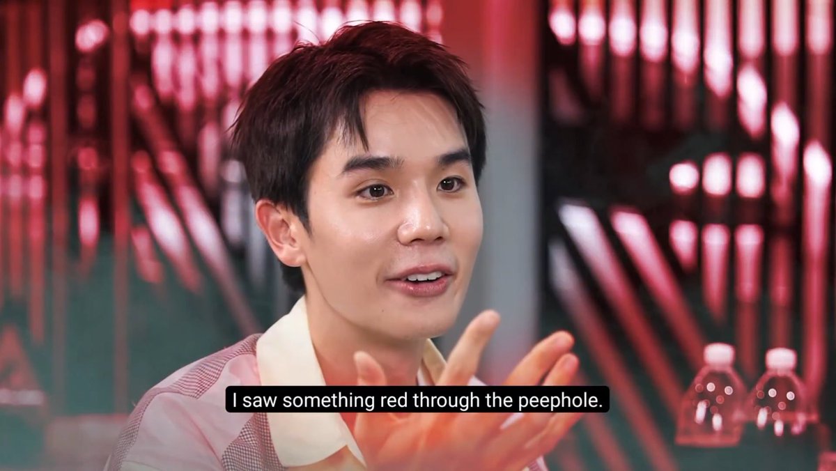 INI LUCU BANGET!! 😭🤣🤣 Waktu FanFest di Macau, Phuwin dan Perth niatnya nge-PRANK Fourth di kamarnya, tapi salah kamar, yang KENA PRANK malah P’Jimmy 😭🤣 Pas ketahuan, Phuwin langsung wai 🙏🏻 dan minta maaf ke P’Jimmy. Dia juga bilang sebenarnya dia nggak sendirian, tapi bareng Perth yang ngetok-ngetok pintu, cuma Perth udah kabur duluan… WKWK 😭🤣😂🤭 Cerita lengkapnya di bawah ini yaa 👇🏻🤭✨ Jimmy: Waktu itu aku di Macau. Sekitar tengah malam atau jam 1 pagi, dan aku sudah tidur. Jimmy: Terus aku dengar suara keras. BAM! Itu suara yang pertama. Junior: Terus gimana? Jimmy: Yang pertama itu nggak sampai bikin aku bangun. Terus beberapa saat kemudian, BAM! BAM! Dua kali. 👥: (🤣🤣) Jimmy: Kali ini aku kebangun. Waktu itu sekitar jam 2 pagi. Jimmy: Harusnya semua orang sudah tidur. Junior: Kita nggak boleh ngomong apa-apa soal ini. Jimmy: Terus ada beberapa suara keras berturut-turut, cepat banget, kayak orang mengetuk pintu dengan cepat dan bertubi-tubi! Book: Maksudmu ada orang yang mengetuk pintu? Jimmy: Iya. Dan begitu berhenti, ada seseorang yang mengguncang-guncang gagang pintu dengan keras! 👥: (Reaksi ketakutan 😬) Serem banget! Jimmy: Aku takut banget, tapi suara itu nggak berhenti. Jadi aku jalan ke sana buat ngintip lewat lubang intip… 👀 tapi aku nggak lihat siapa-siapa. Book: Kamu lagi niru cerita hantu orang lain nggak sih? Jimmy: Nggak! Aku benar-benar nggak bisa melihat apa pun di luar! Jimmy: Lubang intipnya benar-benar tertutup! Junior: Karena energi gelap? Jimmy: Bukan, aku melihat sesuatu yang berwarna merah lewat lubang intip. Book: Aku benar-benar merinding! Jan, lihat! Jimmy: Dan gagang pintunya masih terus diguncang-guncang dengan keras! Jan: Kamu benar-benar melihat gagangnya bergerak? Jimmy: Iya, sampai bergeraknya kencang banget! Book: Kalau aku sendirian dan mengalami ini, pasti serem banget. Jan: Terus kamu ngapain? Jimmy: Aku nggak mungkin tidur dalam keadaan begini, jadi aku harus buka pintunya. Aku tarik napas dalam-dalam… 😮‍💨 lalu aku buka pintu. Jimmy: Ternyata Phuwin! 👥: (Langsung pecah ketawa 🤣🤣) Book: Dia nge-prank kamu! Jimmy: Begitu aku buka pintu dan 🐼 lihat aku, 🐼 langsung wai dan minta maaf. 🙏🏻 Dia kira itu kamar Fourth! Junior: 🐼 ngerjain P’Doc Jimmy jam 2 pagi! Book: Tapi tadi serem banget. Terus yang merah itu apa? Jimmy: 🐼 menutup lubang intipnya pakai jarinya! 👥: (🤣🤣) Jimmy: 🐼 memang mau ngerjain Fourth. Terus Phuwin bilang ke aku, “P’Jimmy, aku nggak melakukan ini sendirian. Perth yang mengetuk pintunya, terus dia kabur duluan!” // WKWK NGAKAK BANGET 😭🤣🤣🤭 #phuwintang #perthppe #jimmyyjp #MamixPhuwinLIVE