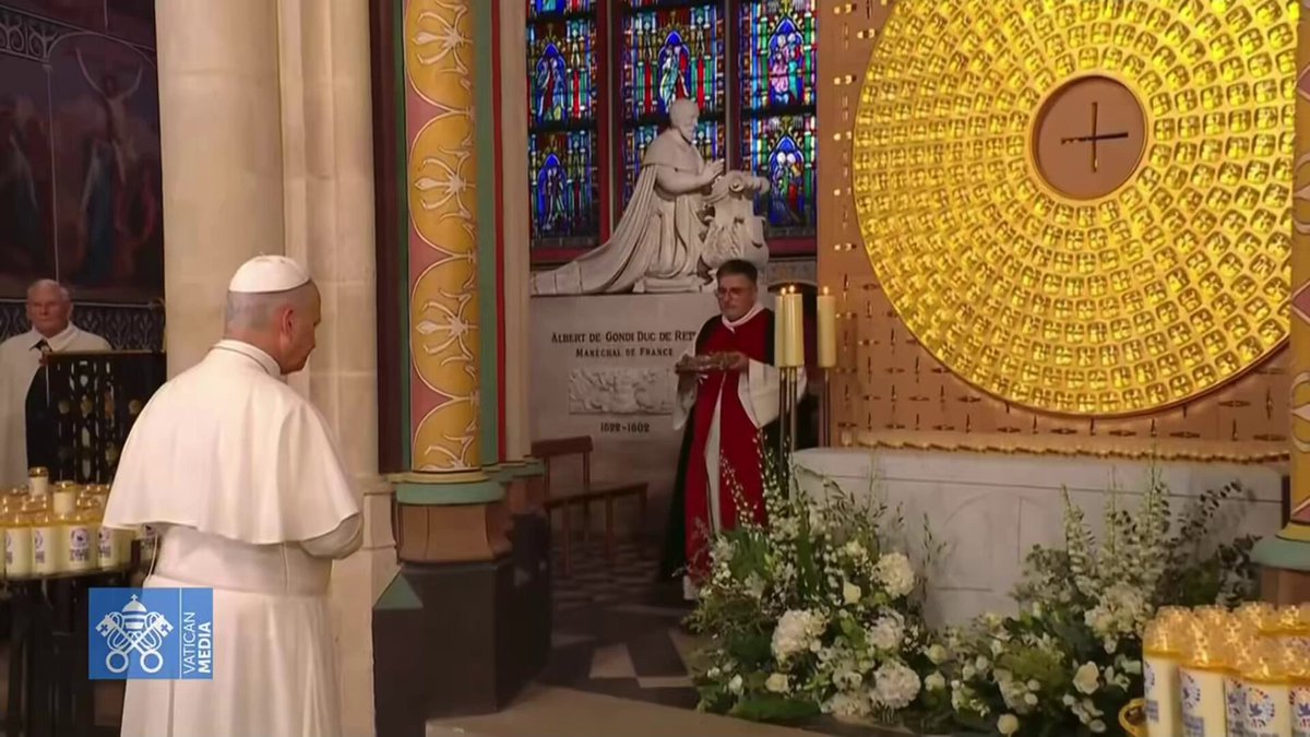 JUST IN: 🇫🇷 Pope Leo venerates the Crown of Thorns worn by Jesus Christ before his crucifixion at Notre Dame Cathedral in Paris.