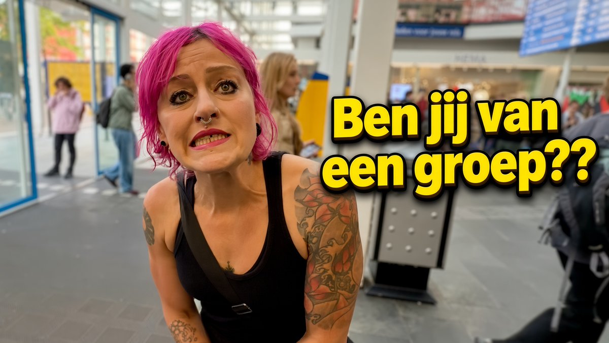 "Het staat je vrij om te filmen hoor!" 😇 Maar ondertussen wel meteen poolshoogte komen nemen, verhoren bij welke 'groep' Eppo hoort en met een doordringende blik snel teruglopen naar het kamp om de troepen te briefen. De 'passieve gastvrijheid' op Leiden Centraal in volle glorie. #LeidenCentraal