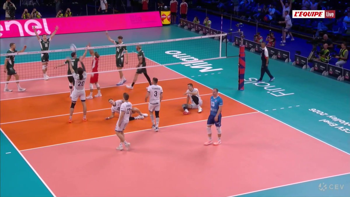 Sans surprise, la Pologne est la première qualifiée pour la finale des championnats d'Europe de volley ! La France peut elle rejoindre ? Le match à suivre sur L'Equipe live #lequipeVOLLEY