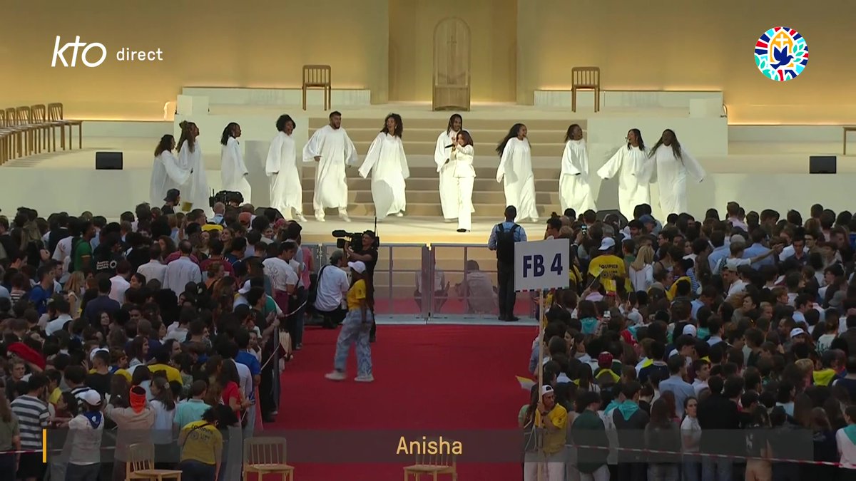 Ambiance incroyable au Stade de France ! Anisha Jo, gagnante de Star Academy 2022, interprète « Oh happy days » en attendant l’arrivée de #LéonXIV à 21h. 👉Sur KTO & #PapeEnFrance Église catholique - Visite du Pape en France Honorine Grasset Etienne Loraillère Philippine de Saint Pierre