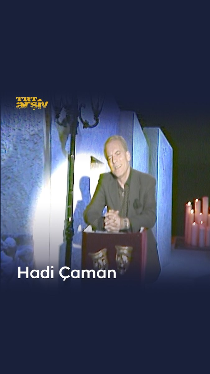“Dünya yalan oldu dostlar” Oyunculuğunun yanı sıra oyun yazarlığı ve tiyatro eğitmenliği de yapan Hadi Çaman, Atilla Özdemiroğlu’nun kendisine söz yazmasını isteyerek verdiği esere yazdığı sözleri okuyor. 🎵