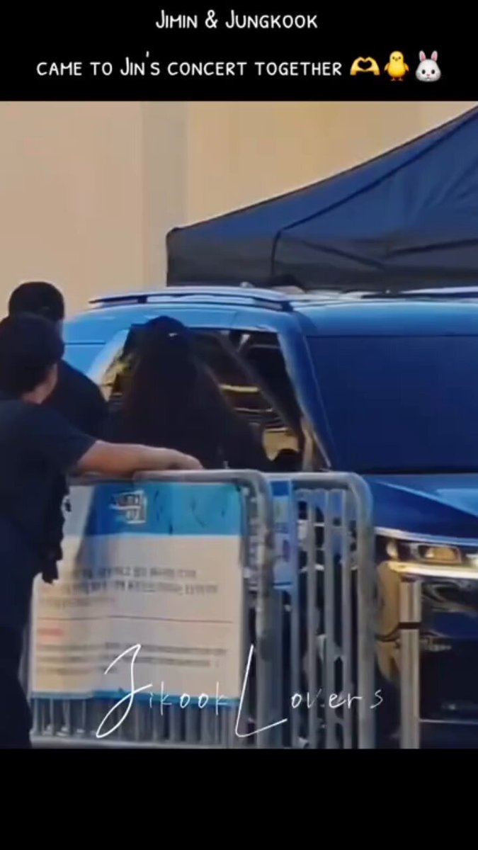 Minha amiga me mandou esse vídeo aqui e perguntou há quanto tempo eles estavam sem se ver. Contei pra ela q eles tinham ficado 1 ano e 6 meses no exército juntos. Quando saíram, viajaram juntos, e esse momento do abraço foi depois que voltaram da viagem ays. Segundo eles, estavam "há 2 dias" sem se ver, sendo que não faz sentido nenhum, pq vieram no mesmo carro para o show do Jin e tem vídeo disso. 🤣 Ela perguntou se eu estava zoando ela, pq não era possível. 🤣🤣🤣 Eu falei que é o jeitinho deles, chicletinhos mesmo. 🥹 Ficam "supostamente" 2 dias sem se ver e parece que passaram 84 anos separados. 🤣😭🤣