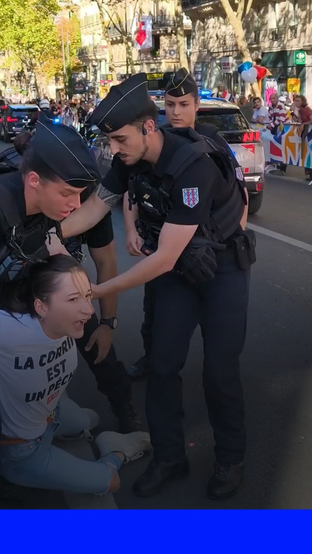 Pape à Paris: deux militantes de PETA perturbent la procession de Léon XIV pour dénoncer la corrida