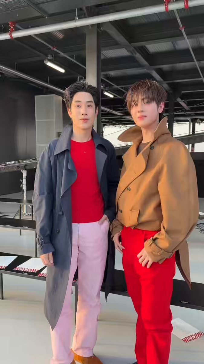 #BAZAARRunway พูดคุยกับสองหนุ่ม ‘เติ้ล มติมันท์ และ เฟิร์สวัน วรรณกร‘ ถึงความรู้สึกที่ได้มาร่วมชมแฟชั่นโชว์คอลเลกชั่นประจำฤดูใบไม้ผลิ/ฤดูร้อน 2027 จาก Moschino ที่จัดขึ้น ณ กรุงมิลาน ประเทศอิตาลี #Moschino #TleFirstone #BAZAARThailand