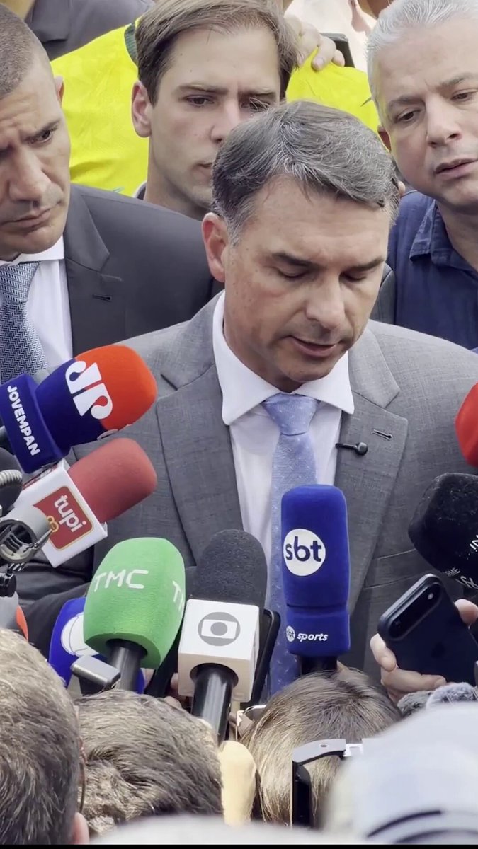 Flávio Bolsonaro voltou a negar que tenha apoiado proposta para retirar de Nossa Senhora Aparecida o título de Padroeira do Brasil e atribuiu a informação ao que chamou de “milícia do PT”. O projeto citado é de 2007 e está arquivado.
