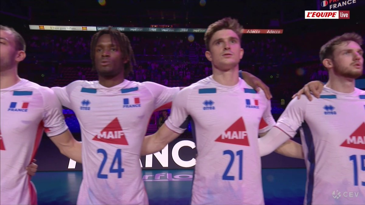 🏐🇫🇷 La Marseillaise en l'honneur des Bleus avant la demi-finale de l'Euro Le direct sur L'Équipe live > #lequipeVOLLEY
