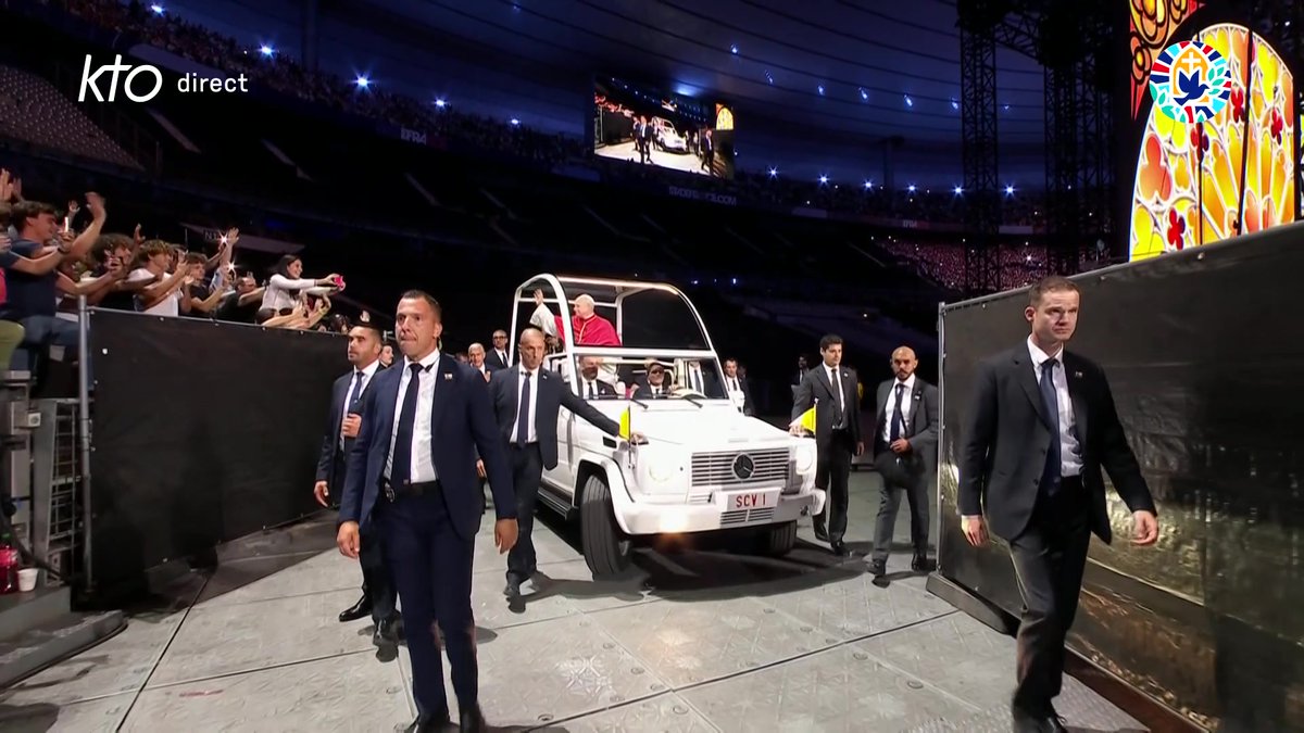 #LéonXIV entre dans le Stade de France, accompagné de la Toccata de Widor et sous les acclamations de 80 000 jeunes. 👉Veillée de prière sur KTO & #PapeEnFrance Église catholique - Visite du Pape en France