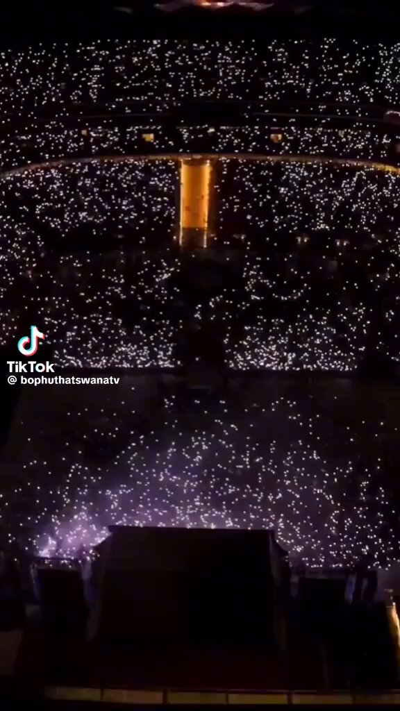 He had the crowd in Africa singing along tho 💀