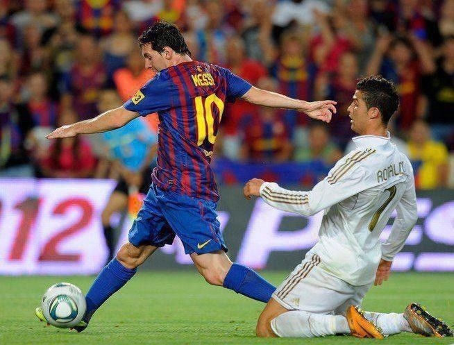 Someone pls explain to me how tf Messi is winning an aerial duel against Ronaldo 😭