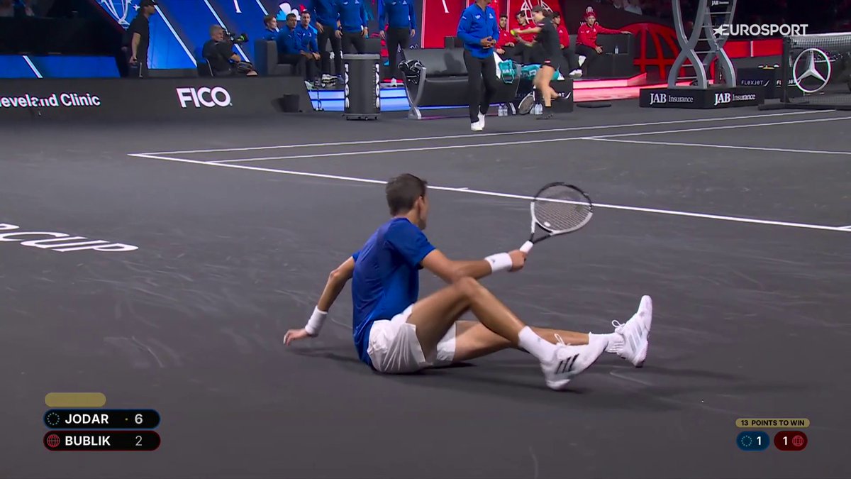 🥵 Jódar, por los suelos para llevarse el primer set y su sincera charla con Alcaraz: 💪🏻 "Hay que dejarse todo" #LaverCup