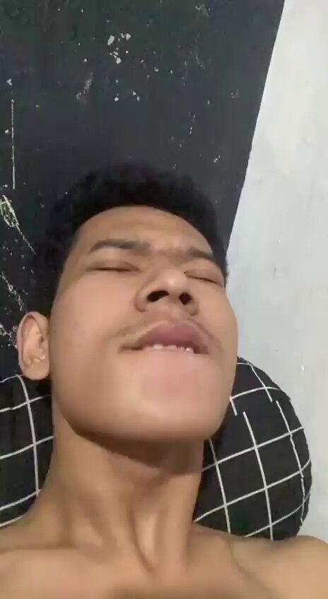 Cowok mendesah sambil mainin ludah 😊 YANG MAU JOIN TELE KITA, DAPET RIBUAN VIDEO, BISA LANGSUNG DM ATAU CHAT WA YAA 🫶