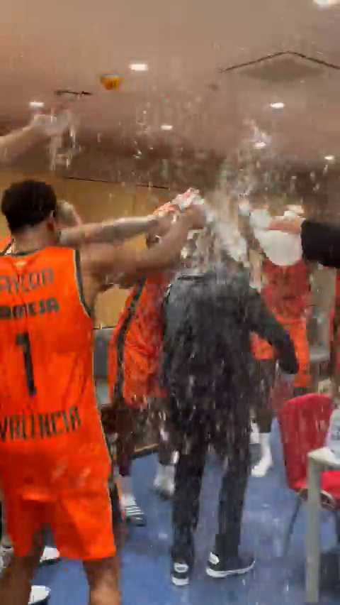 "Baklava for everybody" 🤪 💦 No tots els dies guanyes el teu primer partit EuroLeague com a entrenador principal 💦 Anem, Xavi! 🧡