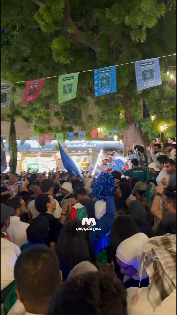 🚨 جماهير البحرين تُردد: "عاش سلمان ملكنا، عاش سلمان." 🇧🇭🇸🇦❤️