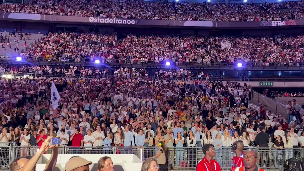 Le pape Léon XIV est entré au Stade de France pour une veillée, ce vendredi. Le souverain pontife a été acclamé par les 80.000 personnes présentes.