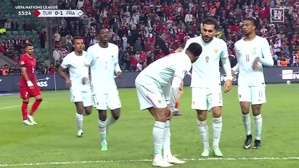 UN GOL QUE LE CUESTA CARO A FRANCIA 🤕🇫🇷 Mbappé marca y abandona el campo por lesión 😳 #NationsLeaguexDAZN