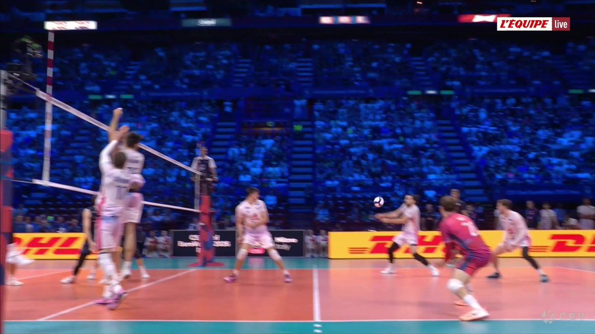 🏐🇫🇷 L'énorme point remporté par les Bleus avec une défense spectaculaire de Mathis Henno ! Le direct sur L'Équipe live > #lequipeVOLLEY