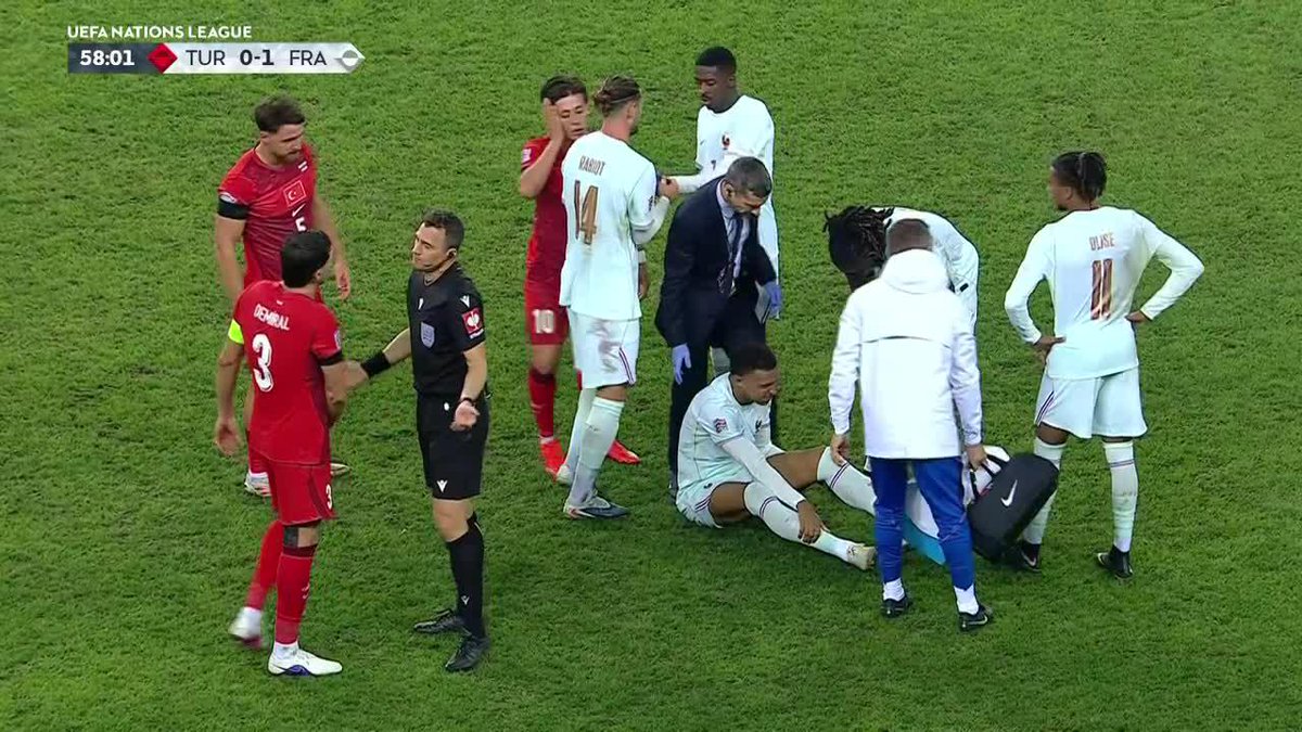 🇫🇷‼️ Kylian Mbappé SALIÓ LESIONADO en Francia-Turquía señalando dolor en su rodilla izquierda.