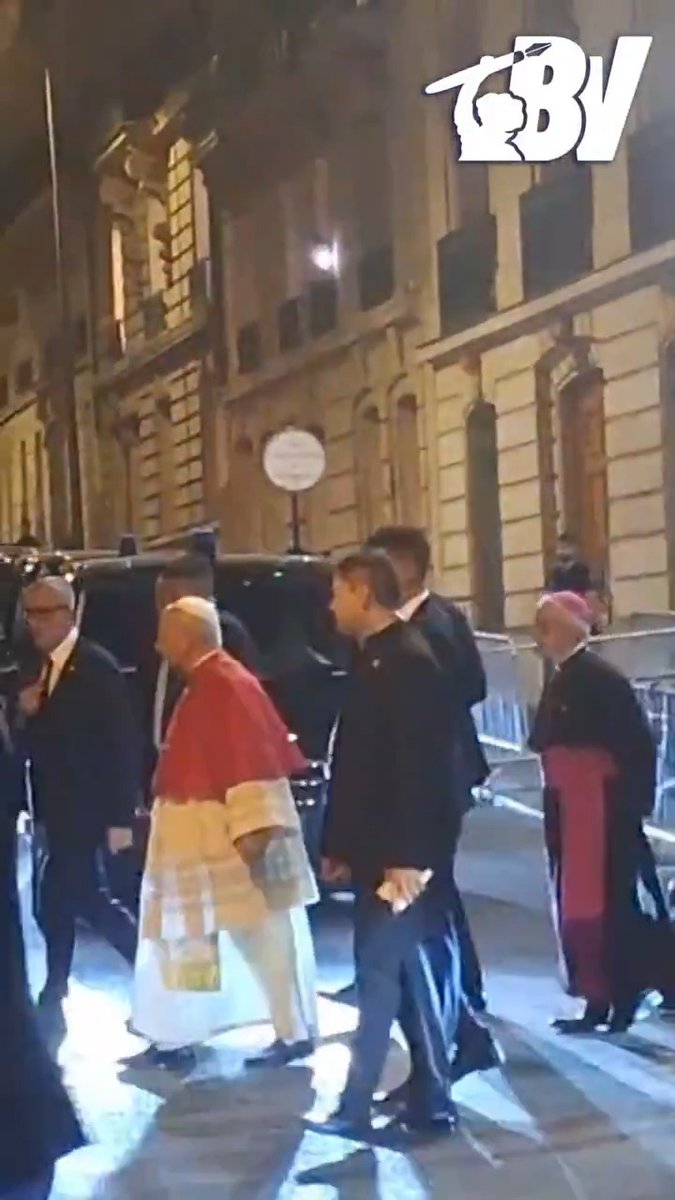 VISITE PAPALE | Les catholiques traditionnalistes ont pu saluer le Pape à son arrivée à la Nonciature et lui remettre une lettre.