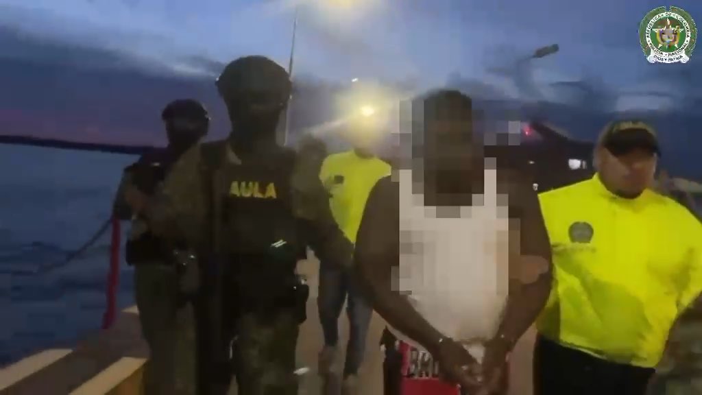#EsNoticia | Capturado alias โPinedaโ, cabecilla de zona de โLos Shottasโ en Juanchaco En #Buenaventura, Valle, en coordinaciรณn con la Fiscalรญa Colombia, capturamos a alias โPinedaโ, seรฑalado cabecilla de zona de โLos Shottasโ, por el delito de concierto para delinquir agravado. Serรญa el principal coordinador del trรกfico de cocaรญna hacia Centroamรฉrica y habrรญa liderado alianzas criminales con el ELN por el control territorial. Tambiรฉn estarรญa relacionado con extorsiones y desplazamientos forzados. Con esta captura afectamos las capacidades de esta estructura criminal y avanzamos en la recuperaciรณn de la seguridad y tranquilidad de las comunidades. #DiosYPatria