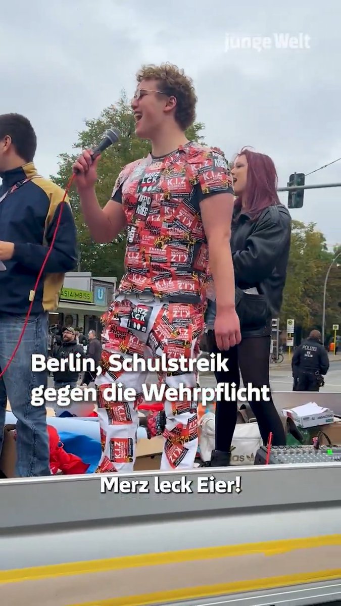 Auf dem Berliner Schulstreik gegen die Wehrpflicht hat die Polizei am Freitag mehrere Jugendliche festgenommen. Demomoderator August berichtet von seiner Festnahme. Die Beamten setzten den Aktivisten mit der Begründung fest, er hätte den Bundeskanzler Friedrich Merz mit einer Demoparole persönlich beleidigt. Deseriee Becker, friedenspolische Sprecherin der Linken im Bundestag, ordnet den Aktionstag als parlamentarische Beobachterin ein. Den Bericht zum bundesweiten Streiktag von Max Grigutsch findet ihr hier: