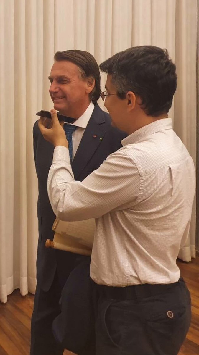Por que a Consagração à Nossa Senhora SUMIU do GovBr? Um dos requisitos para a validade da Consagração era que ela fosse tornada pública. Por isso, o Presidente Jair Bolsonaro fez um post no Instagram, que ultrapassou a marca de 1 milhão de curtidas, e publicou o texto completo do ato no Ficamos surpresos ao ver que o texto da Consagração à Nossa Senhora Aparecida foi retirado do ar no Governo Lula! Por que eles fizeram isso? Nossa Senhora Aparecida, rogai por Nós. ___ Site do GOVBR com o texto da consagração fora do ar: Publicação original salva no Wayback Machine: Post do Bolsonaro no Instagram: