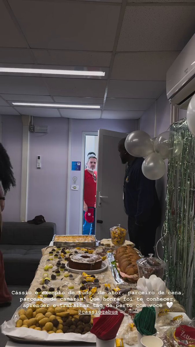 A festa de despedida que o elenco de #ANobrezadoAmor fez pro Cassio Gabus Mendes.